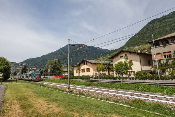 Ein Zug der Linie Tirano?Sondrio vor der Einfahrt in den Bahnhof Sondrio im Veltlin